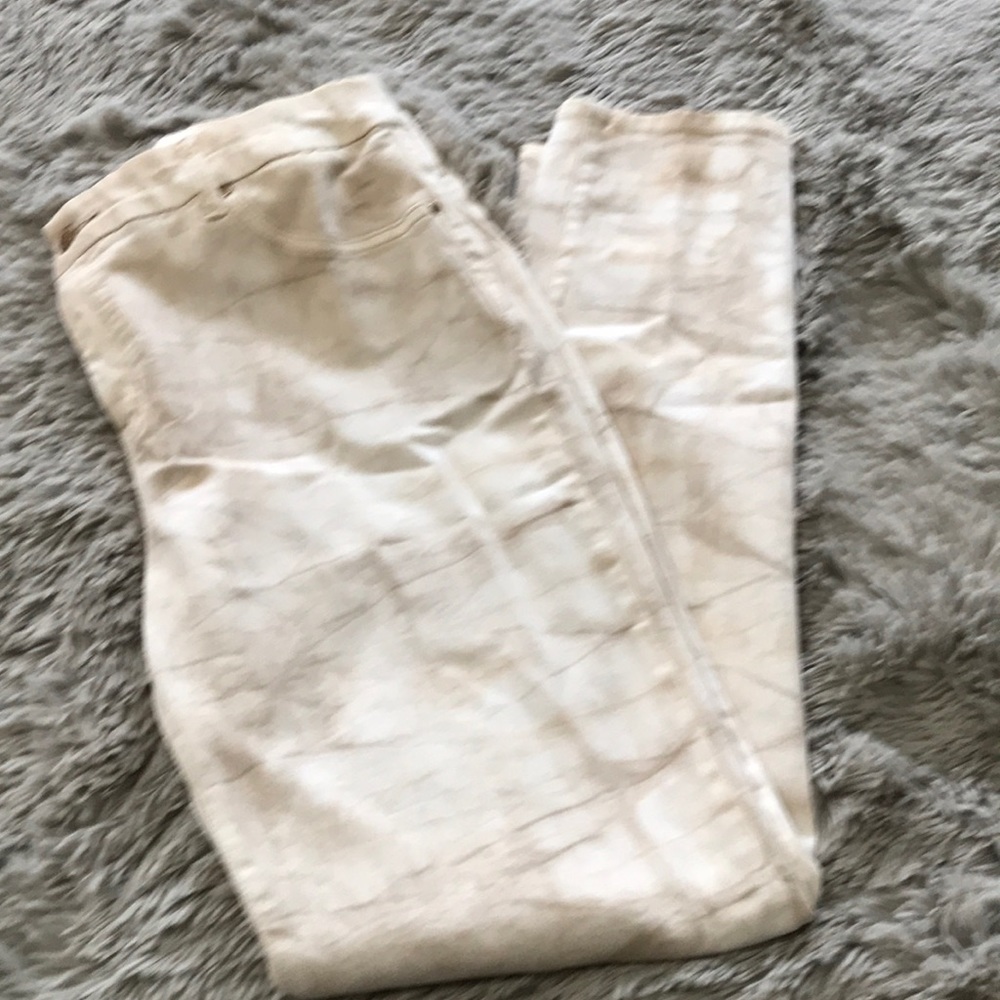 Women’s lightly tied dyes jeans.